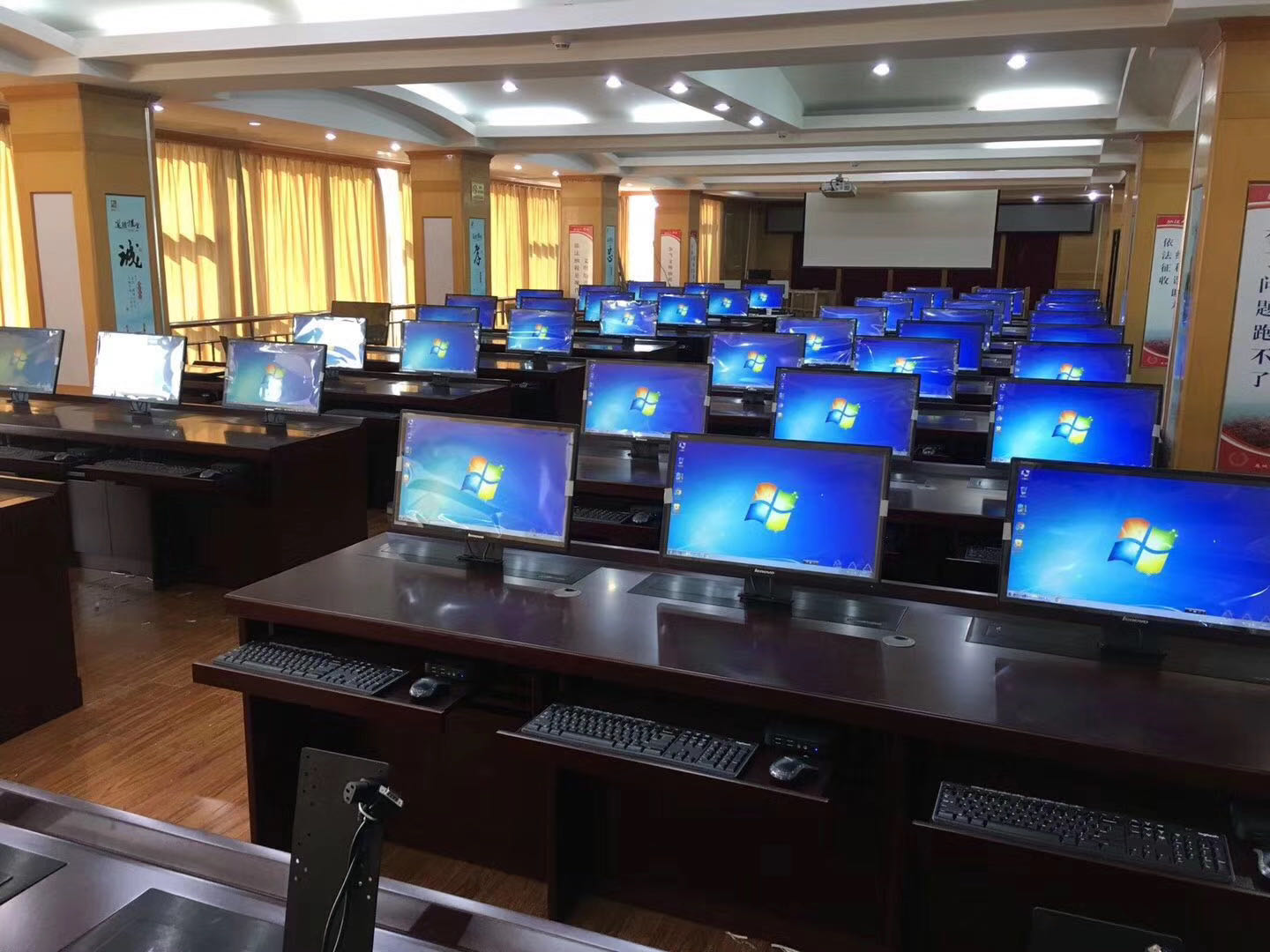 智慧教室智能培训会议室智能显示屏升降场景
