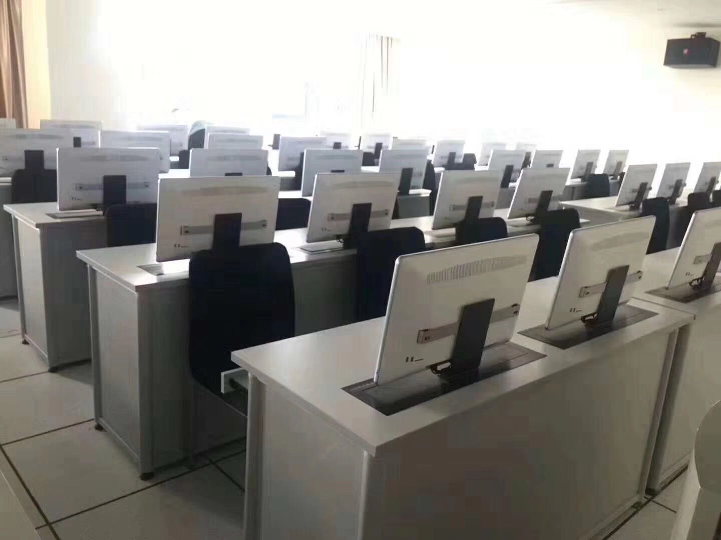 智慧教室智能培训会议室智能显示屏升降场景