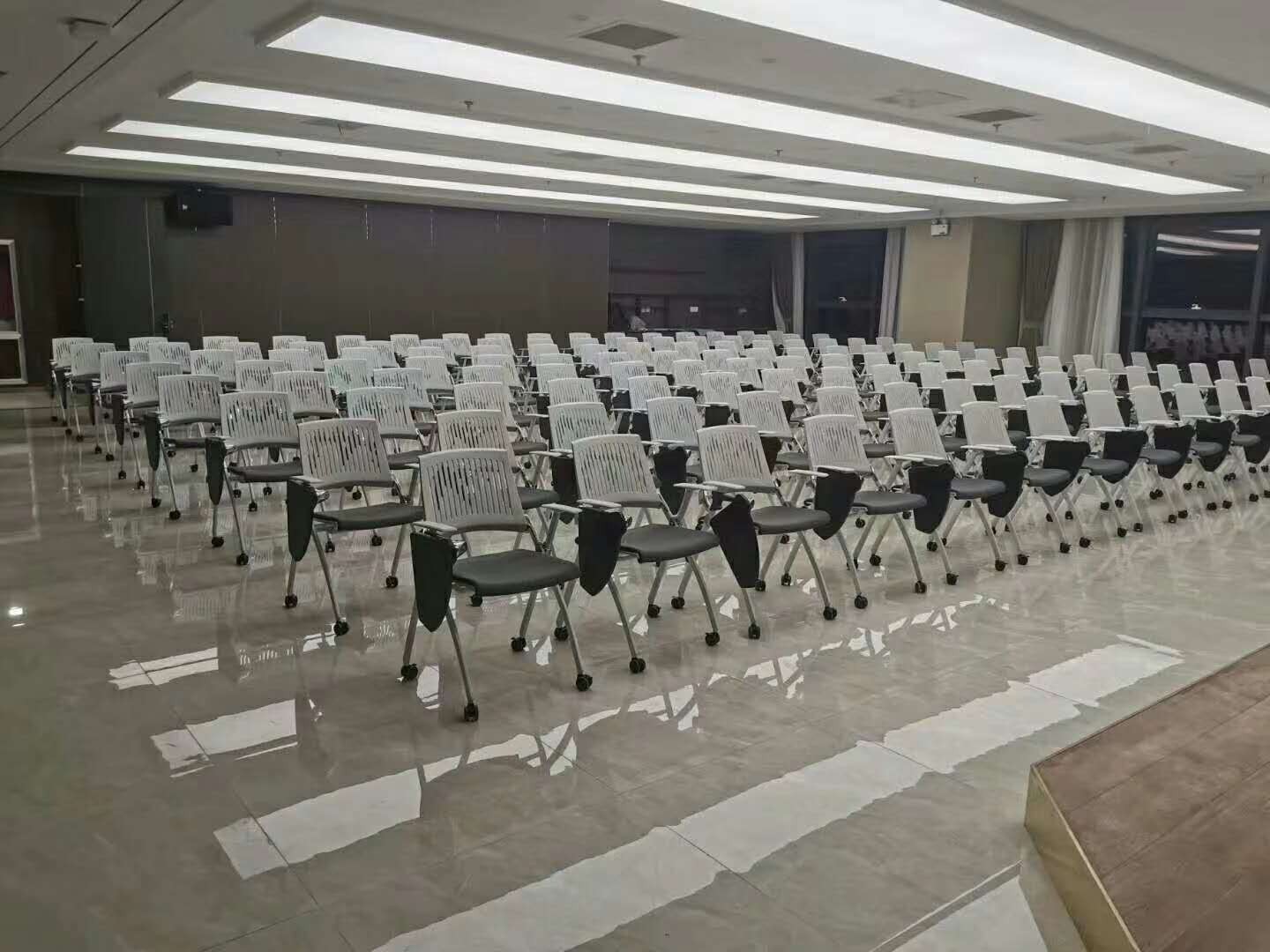 灰色单人培训桌椅